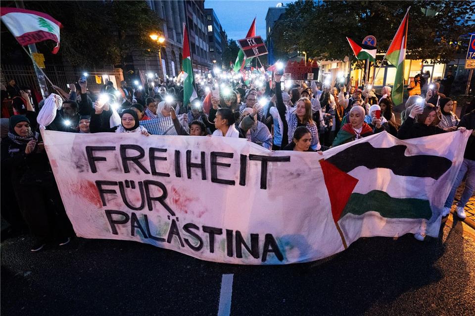 Experten des Verfassungsschutzes schauten sich das propalästinensische Protestgeschehen in Hessen über mehrere Monate hinweg an. (Archivbild)Boris Roessler/dpa