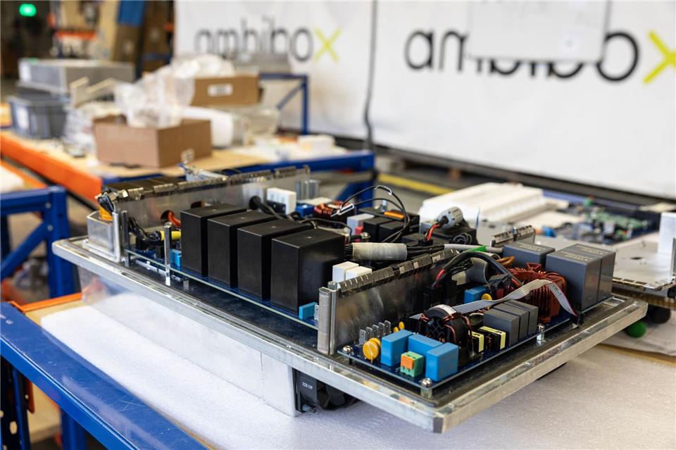E-Autos als mobile Energiespeicher für Haus und Stromnetz Experten erwarten, dass die Technik des bidirektionalen Ladens Fahrt aufnimmt.Hannes P. Albert/dpa