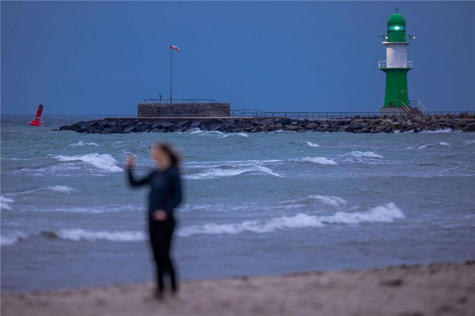 Experten gehen der Ursache des Fischsterbens auf den Grund. Betroffen ist die Küste von Markgrafenheide, Hohe Düne, Warnemünde bis Heiligendamm. (Archivbild).Jens Büttner/dpa