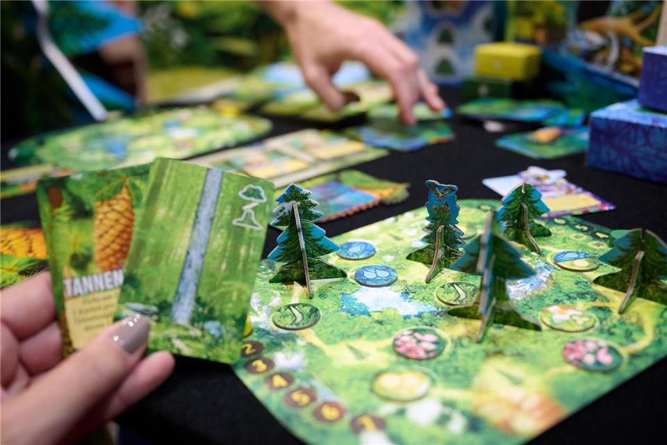 Emotionen, Inspiration und Kulturgut: Brettspiele boomen Experten halten das gemeinsame Spielen aus vielen Gründen für positiv - für Jung und Alt Bernd Thissen/dpa