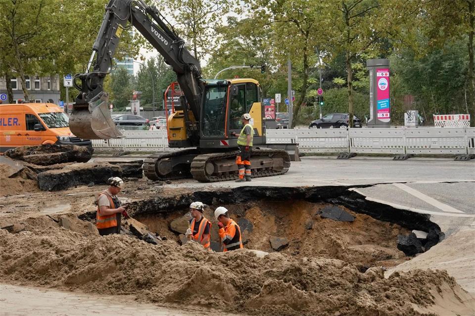 Experten prüfen nun an den kaputten Stellen, welche Arbeiten nötig sind.Gerald Wintzer/dpa