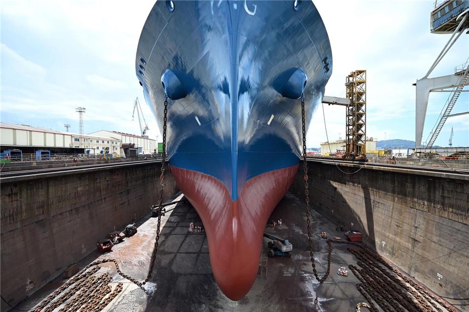 Experten rechnen damit, dass in den kommenden Jahren weltweit immer mehr Flüssigerdgas (LNG) gehandelt wird. Das Foto zeigt den Bug des LNG-Tankschiffs „Maran Gas Amorgos“, das kürzlich für eine Wartung in einem Trockendock in Spanien lag.Helge Toben/dpa