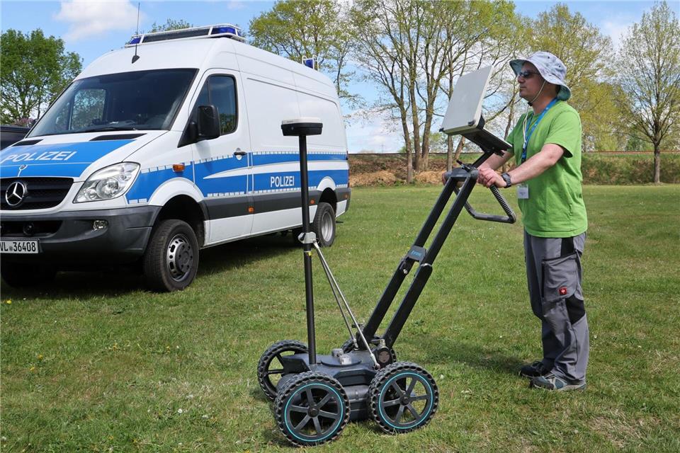 Experten suchen das Grundstück ab.Bernd Wüstneck/dpa