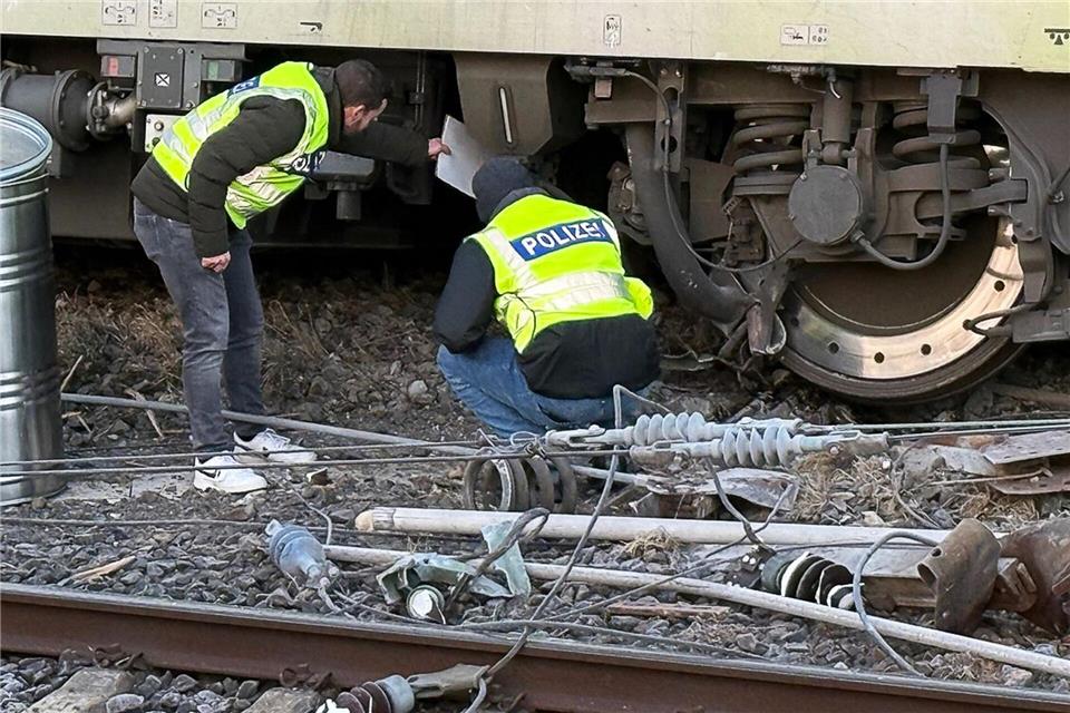 Experten suchen nach Hinweisen. Mike Seeboth/dpa