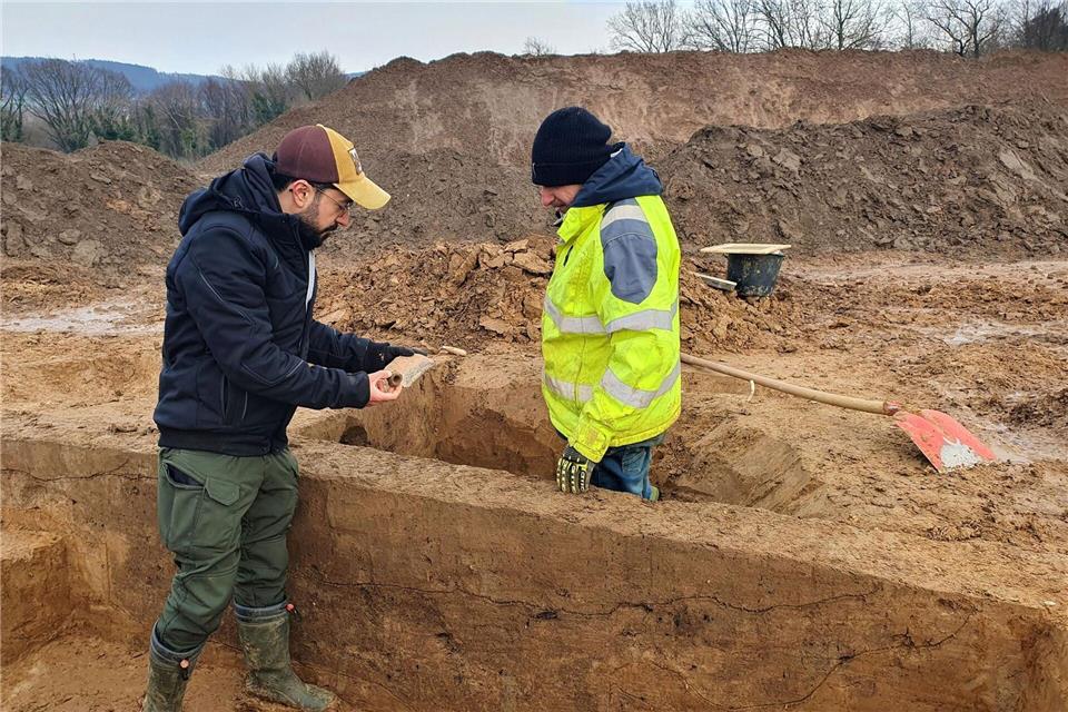 Experten untersuchen die Ausgrabungsstätte in Ostwestfalen-Lippe.S. Düvel/LWL-AfW/dpa