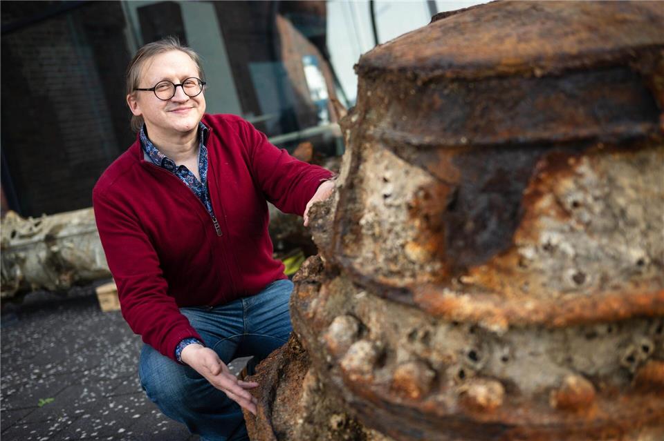 Experten wie Mike Belasus nahmen das Wrack genau unter die Lupe.Sina Schuldt/dpa