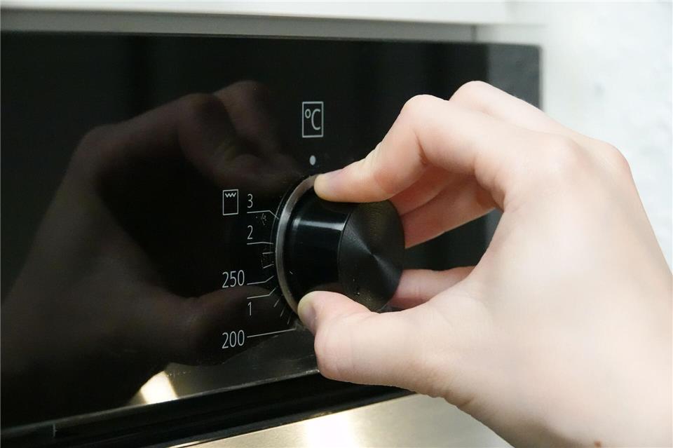 Explosion nach der Selbstreinigung eines Backofens. (Symbolbild)Jessica Lichetzki/dpa