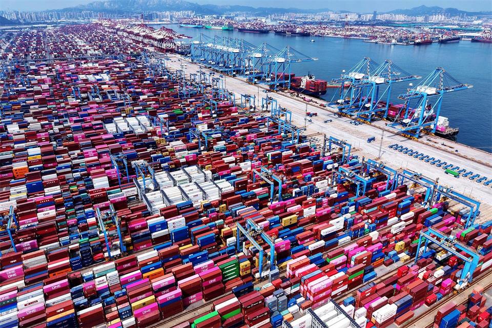 Exporte helfen, Chinas Konjunkturmotor am Laufen zu halten. (Symbolbild)Uncredited/CHINATOPIX via AP/dpa