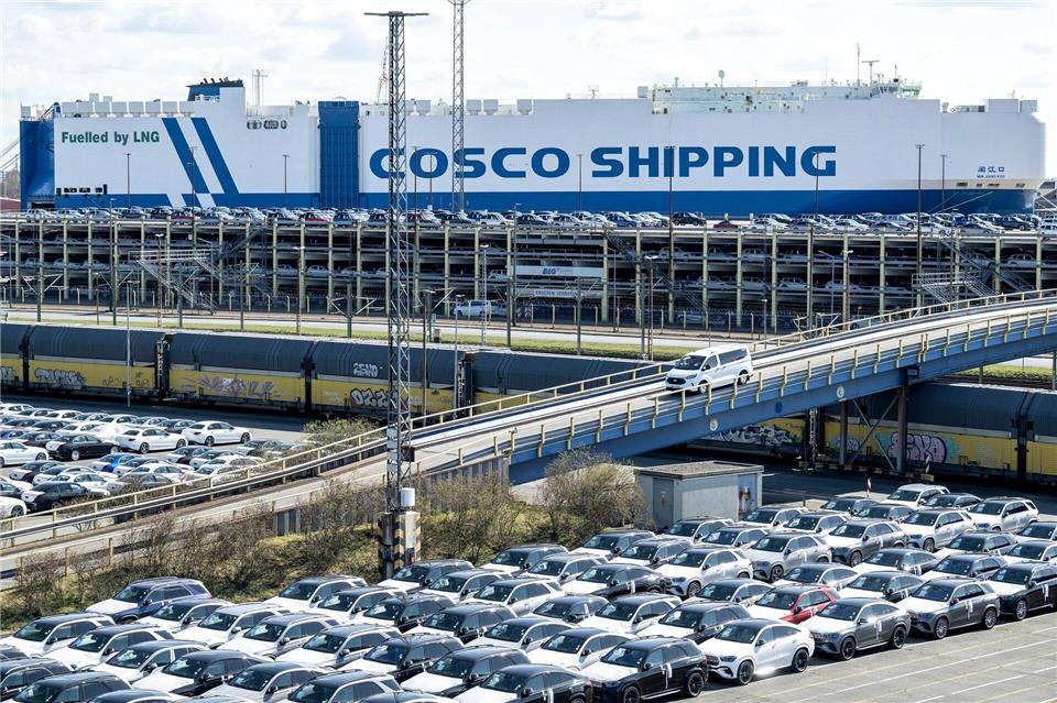 Exportgut Auto - in die USA sind deutlich weniger Fahrzeuge geliefert worden. (Archivbild)Sina Schuldt/dpa