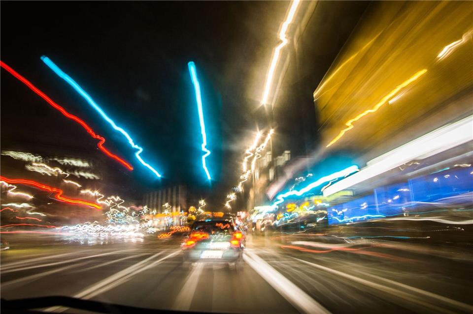 Extrem gefährlich: Wer bei Tempo 100 für eine Sekunde die Augen schließt, legt  28 Meter im Blindflug zurück.Frank Rumpenhorst/dpa/dpa-tmn