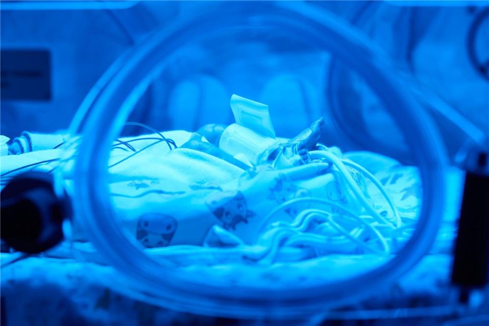Extrem kleine Frühgeborene mit einem Geburtsgewicht von unter 1.250 Gramm werden ab dem kommenden Jahr nicht mehr in Suhl versorgt. (Symbolbild)Bernd Thissen/dpa