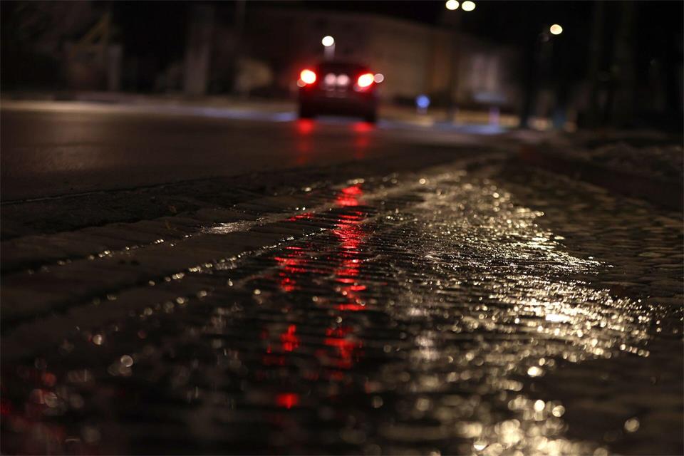 Extreme Vorsicht, bitte: Autofahrer müssen ihr Tempo immer an die Witterungsverhältnisse anpassen.Karl-Josef Hildenbrand/dpa/dpa-tmn