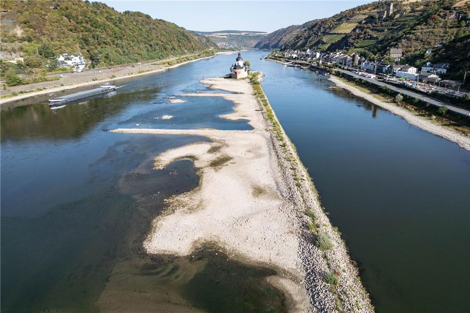 Extremes Niedrigwasser auf dem Rhein: An der Festung Pfalzgrafenstein ist der Grund des Flusses sichtbar Boris Roessler/dpa
