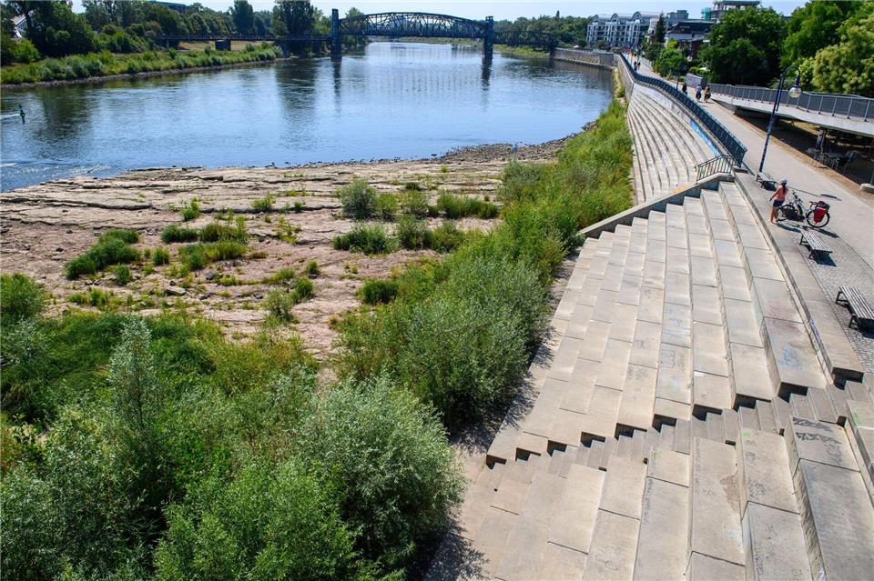 Extremes Niedrigwasser der Elbe in Magdeburg. (Archivbild) Klaus-Dietmar Gabbert/dpa