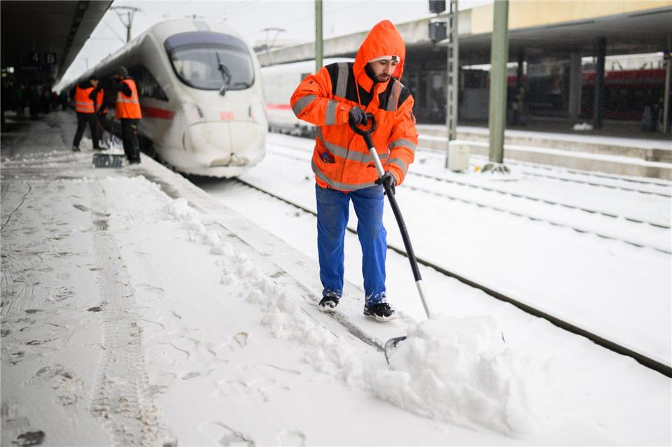 Extremwetter sorge im Januar und Februar für erhebliche Einschränkungen im Fernverkehr. (Archivbild)Julian Stratenschulte/dpa