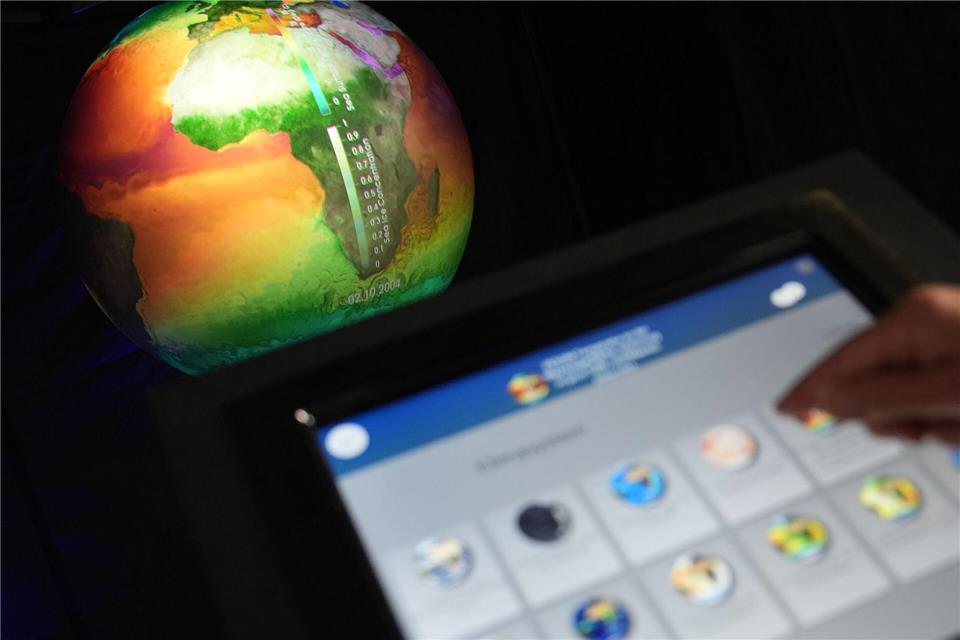 Extremwetterkongress in Hamburg: Ein Blick auf den digitalen Globus des Deutschen Klimarechenzentrums (DKRZ) zeigt die Temperaturen der Meeresoberflächen.Marcus Brandt/dpa