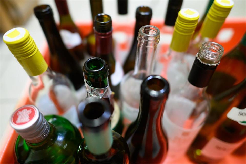 Exzessiver Alkohol-Konsum kann ein Warnsignal sein. (Symbolbild)Robert Michael/dpa