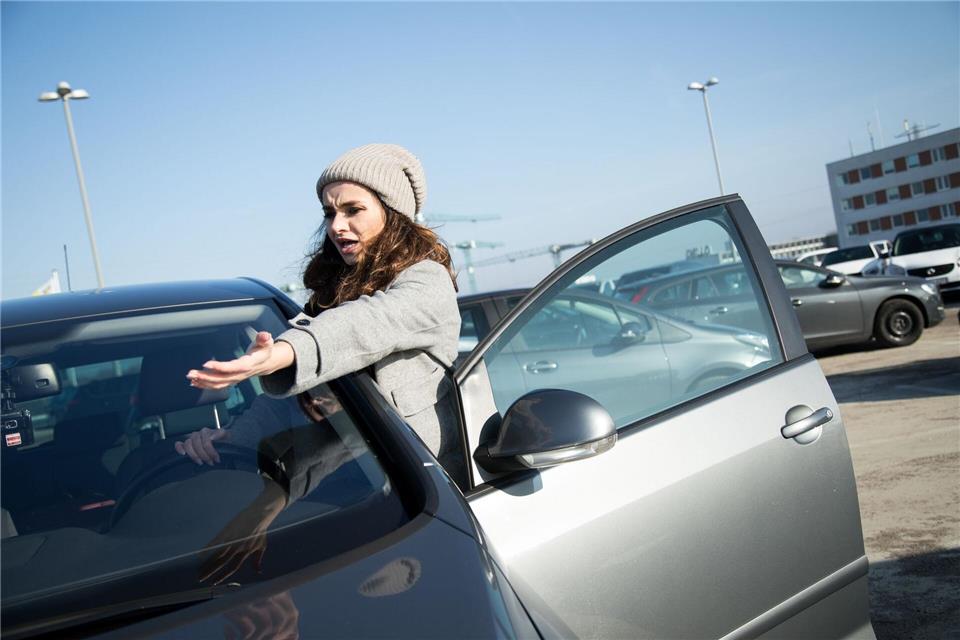 „Ey, geht’s noch, warum fahren Sie einfach rückwärts raus?“ Streitigkeiten nach Unfällen auf Supermarktparkplätzen landen nicht selten vor Gericht.Christin Klose/dpa-tmn