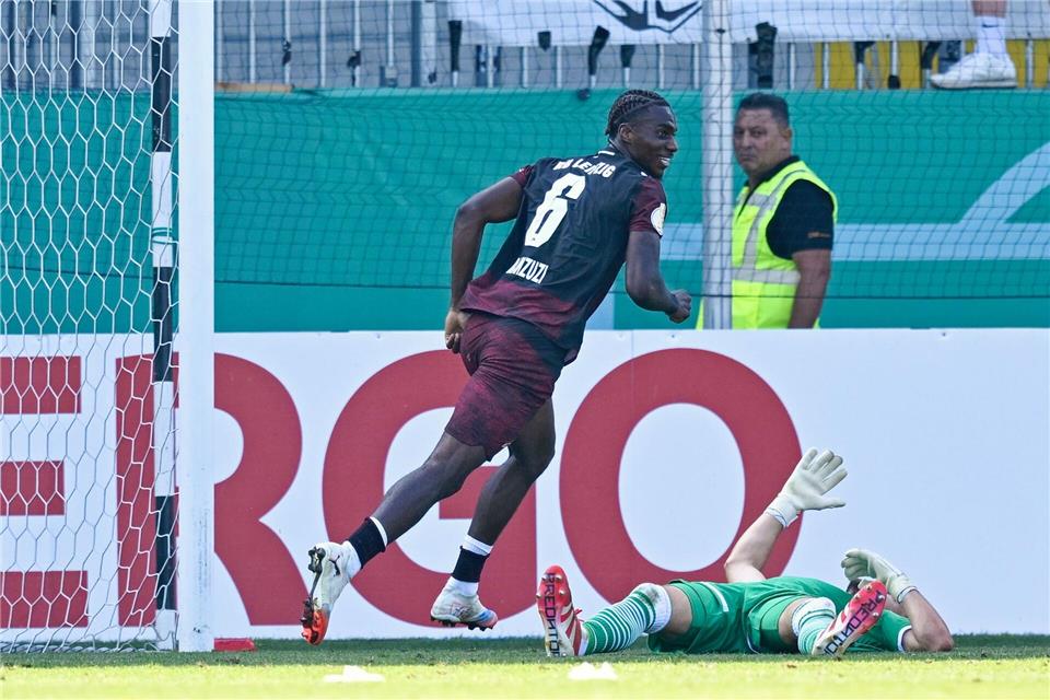 Ezechiel Banzuzi steigt erst später ins Training von RB Leipzig ein.Uwe Anspach/dpa