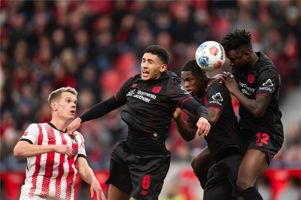 Leverkusen muss mehrere Wochen auf Fernandez verzichten Ezequiel Fernández (2.v.l-r) verletzte sich in der Partie gegen Freiburg. Marius Becker/dpa