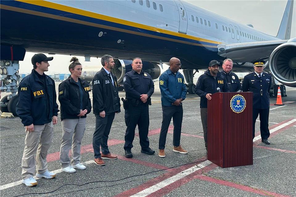 FBI-Direktor Kash Patel spricht auf einer Pressekonferenz über die Verhaftung von Ex-Snowboarder und mutmaßlichem Drogenboss Ryan Wedding.Amy Taxin/AP/dpa