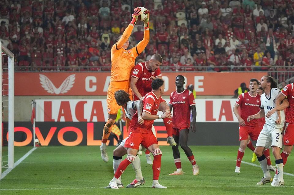 FCK-Torwart Krahl konnte sich öfter auszeichnen.Marc Schüler/dpa