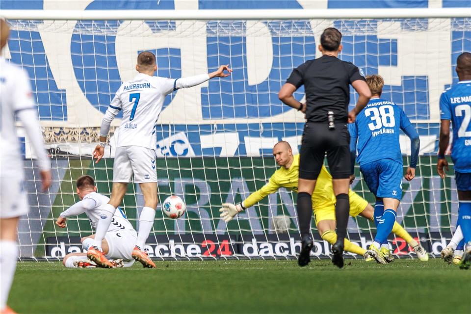 FCM-Torwart Dominik Reimann streckt sicht vergeblich - die Gäste treffen.Andreas Gora/dpa