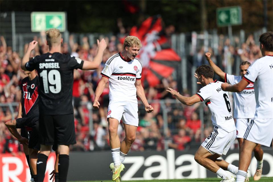 FCN-Profi Piet Scobel (m) feierte seinen Treffer zum 1:0.Fabian Strauch/dpa