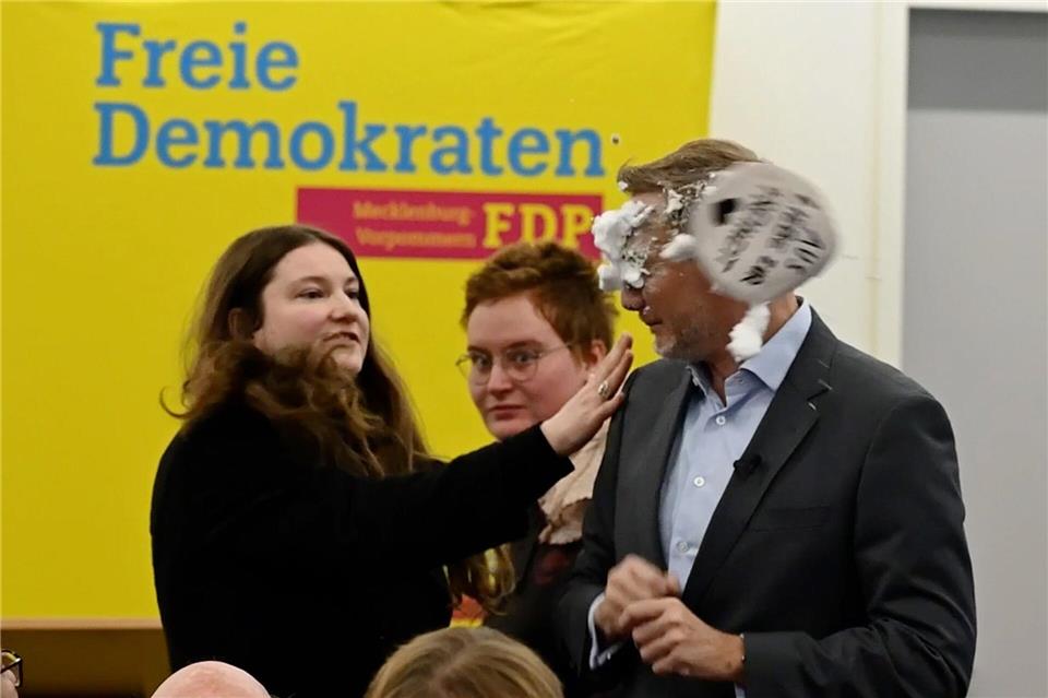 FDP-Chef Christian Lindner setzte nach dem Rasierschaum-Tortenwurf auf ihn erst seine Rede und wenig später seine Wahlkampftour fort.Stefan Sauer/dpa