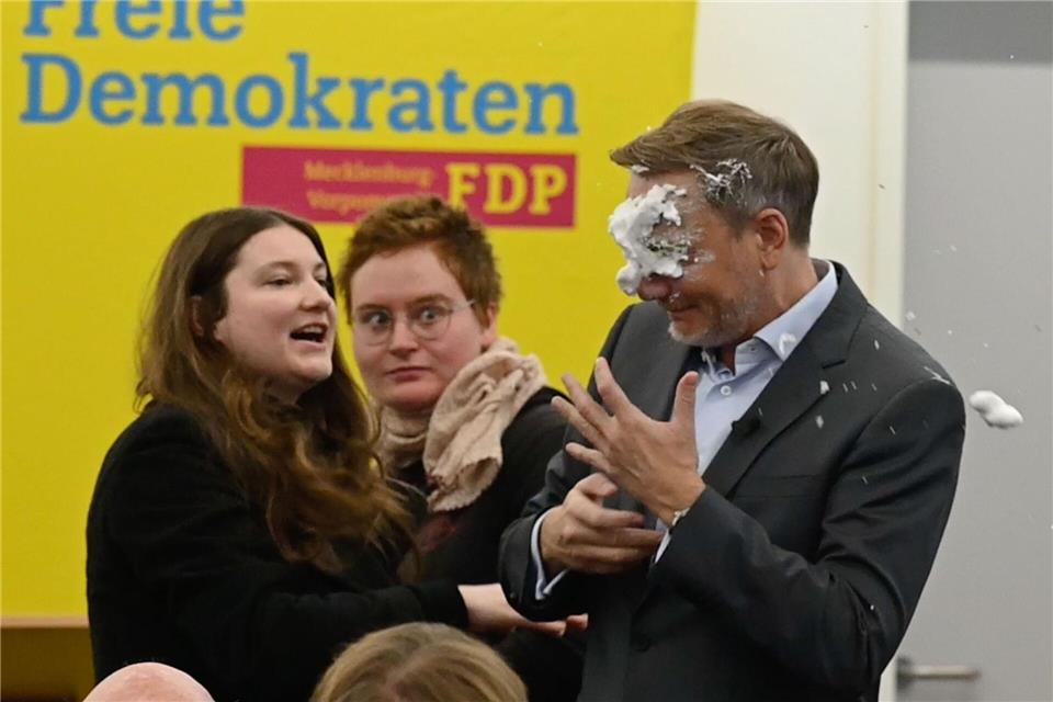 FDP-Chef Christian Lindner wird bei einem Wahlkampfauftritt in Greifswald von einer Lokalpolitikerin der Linken mit Schaum beworfen.Stefan Sauer/dpa