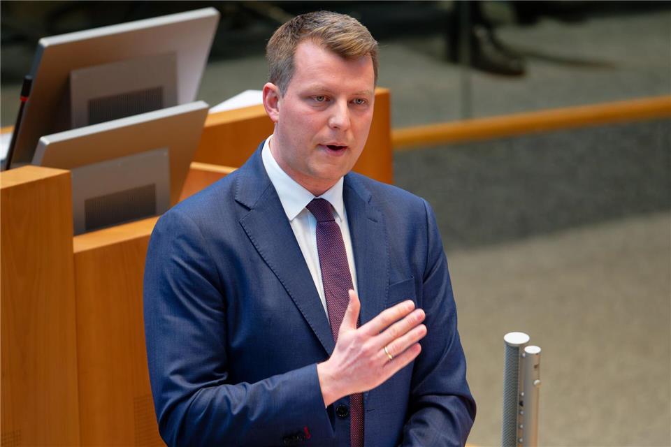 FDP-Landtagsfraktionschef Henning Höne spottet über NRW-Ministerpräsident Wüst.Henning Kaiser/dpa