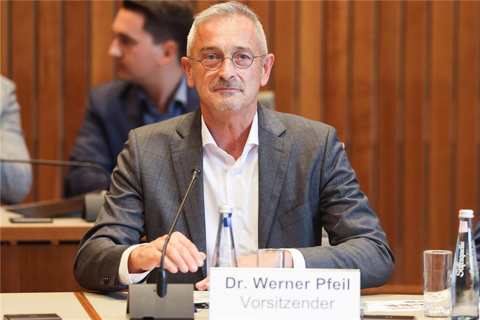 FDP-Obmann Werder Pfeil begründet Sondervotum zum Untersuchungsausschuss zur Justizaffäre. Oliver Berg/dpa