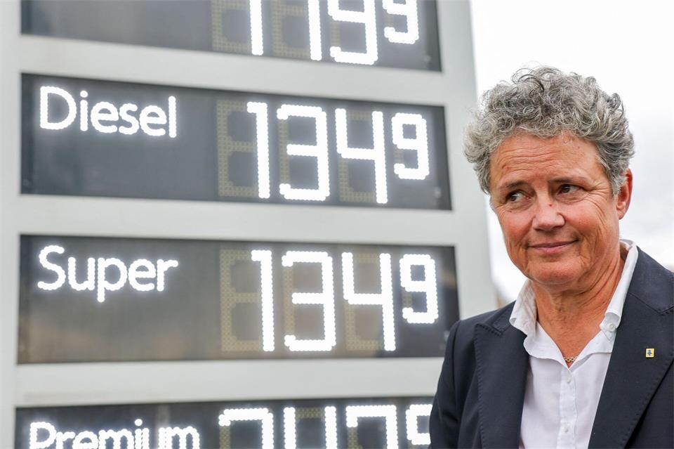 FDP-Spitzenkandidatin Lydia Hüskens an der Tankstelle in Eisleben. Jan Woitas/dpa