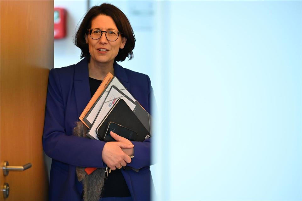 FDP-Spitzenkandidatin und Wirtschaftsministerin Daniela Schmitt nutzt ihr Büro-Appartement für ungestörte Telefonate. Michael Brandt/dpa