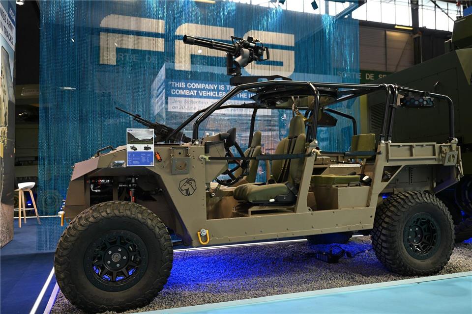 FFG-Messestand bei der Waffenmesse Eurosatory im Juni, hier ist ein Militärjeep zu sehen. (Archivbild)Wolf von Dewitz/dpa