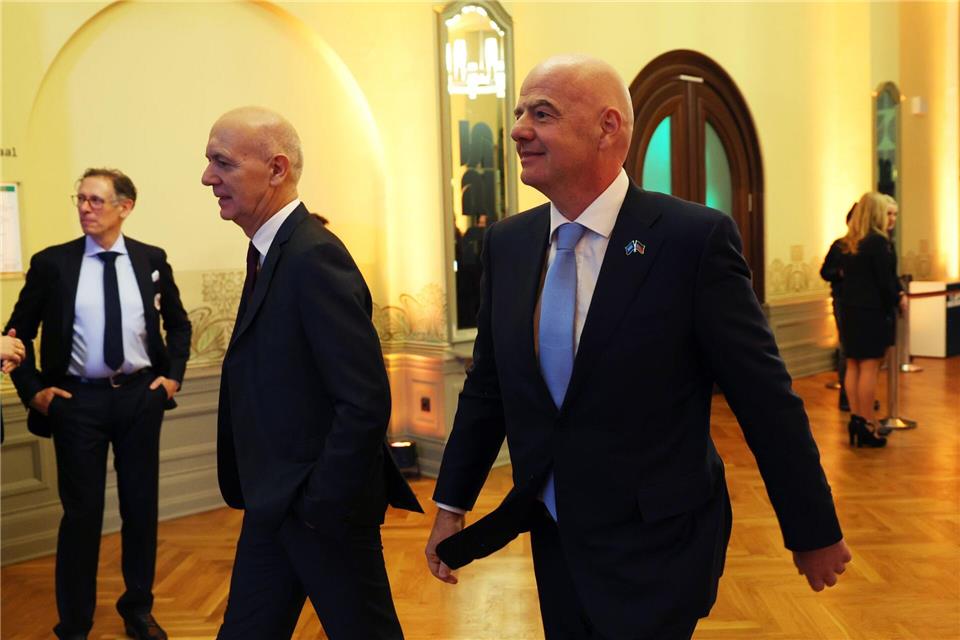 FIFA-Chef Infantino und DFB-Präsident Neuendorf (l.) beim Bundestag des Deutschen Fußball-Bundes in Leipzig. (Archivbild)Maja Hitij/Getty Images Europe Pool/dpa