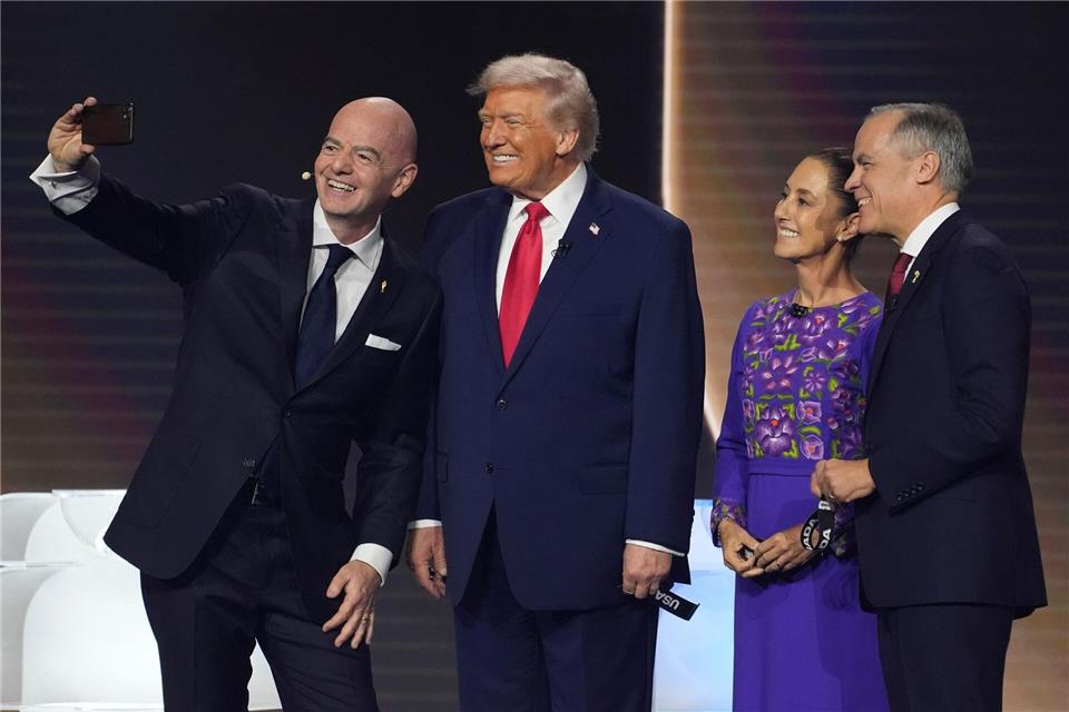 FIFA-Präsident Gianni Infantino (l-r) macht ein Selfie mit US-Präsident Donald Trump, der mexikanischen Präsidentin Claudia Sheinbaum und dem kanadischen Premierminister Mark Carney. (Archivbild)Evan Vucci/AP/dpa