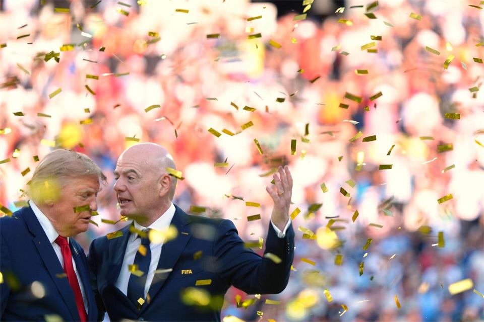 FIFA-Präsident Gianni Infantino pflegt ein enges Verhältnis zu Präsident Donald Trump. (Archivbild) Jacquelyn Martin/AP/dpa