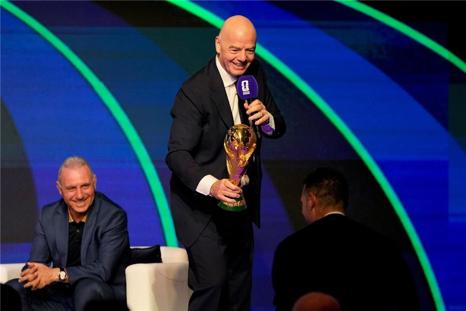 FIFA-Präsident Gianni Infantino präsentiert den WM-Pokal.Chris Carlson/AP/dpa