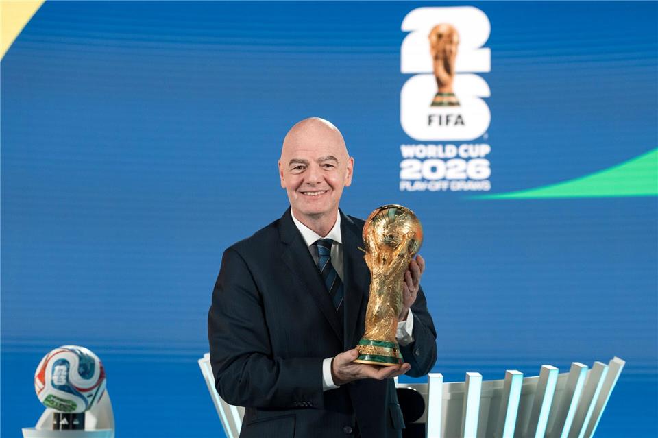 FIFA-Präsident Gianni Infantino präsentiert den WM-Pokal. (Archivbild)Claudio Thoma/KEYSTONE/dpa