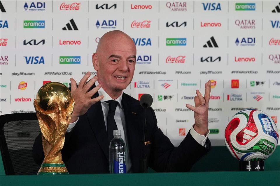 FIFA-Präsident Gianni Infantino spricht über die Ticketpreise bei der WM.Eduardo Verdugo/AP/dpa