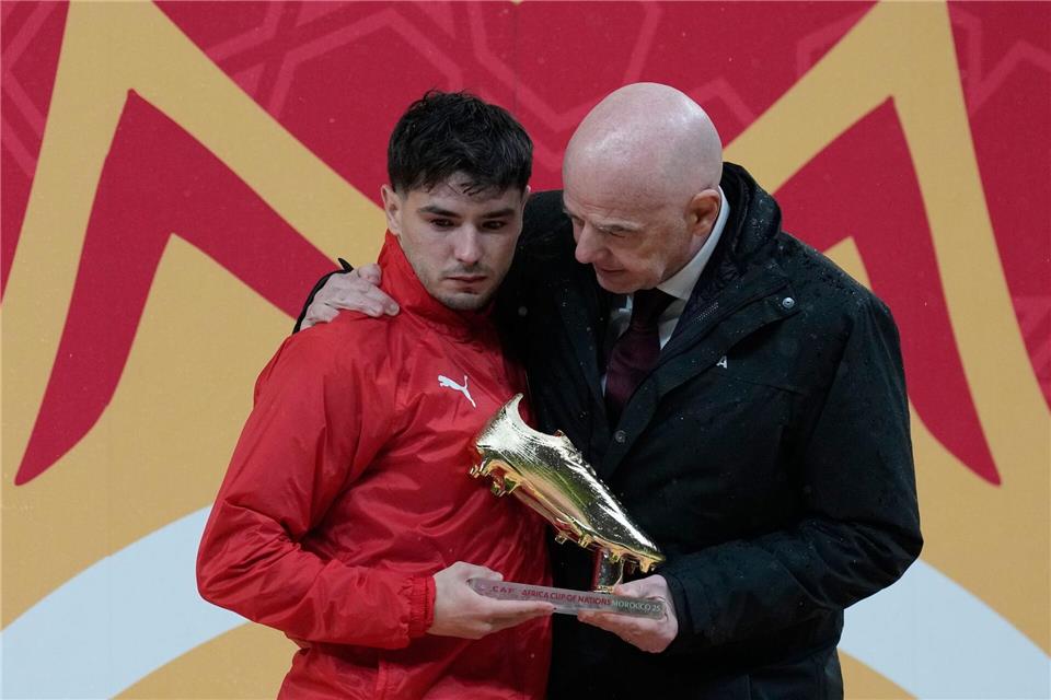 FIFA-Präsident Gianni Infantino umarmt Brahim Díaz bei der Übergabe des Goldenen Schuhs für den besten Torschützen des Afrika Cups. Der Marokkaner verschoss im Finale einen Strafstoß.Themba Hadebe/AP/dpa
