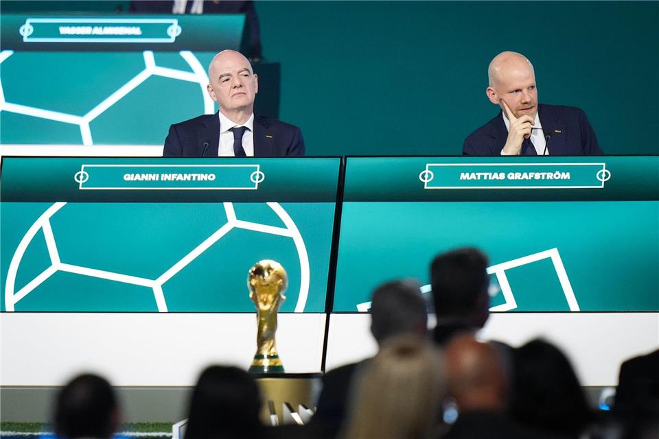 FIFA-Präsident Infantino (l.) und Generalsekretär Grafström (r.) sitzen auf dem Podium. Darryl Dyck/The Canadian Press/AP/dpa