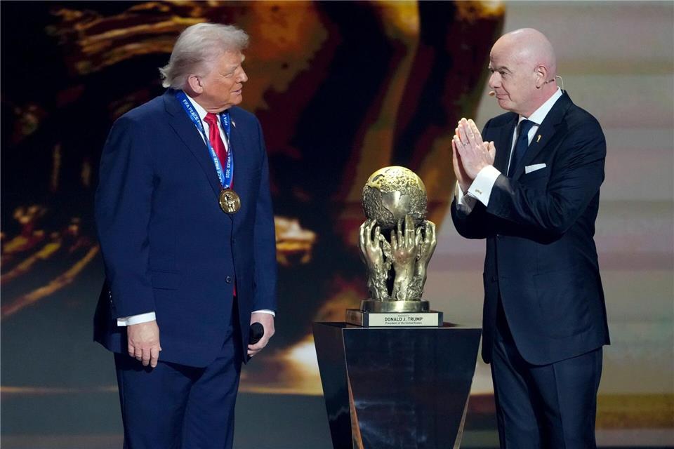 FIFA-Präsident Infantino (r.) lobt US-Präsident Trump bei der WM-Auslosung. (Archivbild)Chris Carlson/AP/dpa