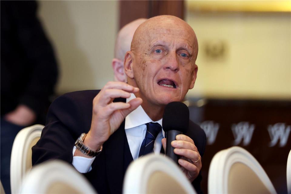 FIFA-Schiedsrichterchef Pierluigi Collina freut sich über die Neuerungen. (Archivbild)Peter Morrison/PA Wire/dpa