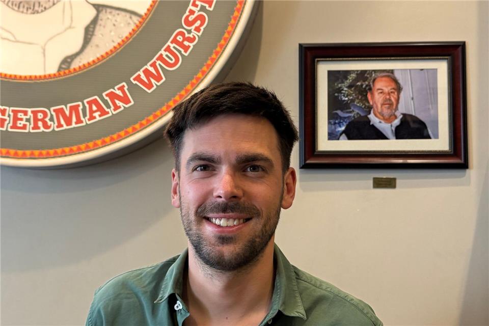 Fabian Förster steht vor einem Foto seines Großvaters, nach dem „Dieters Grill“ benannt wurde.Eva Krafczyk/dpa