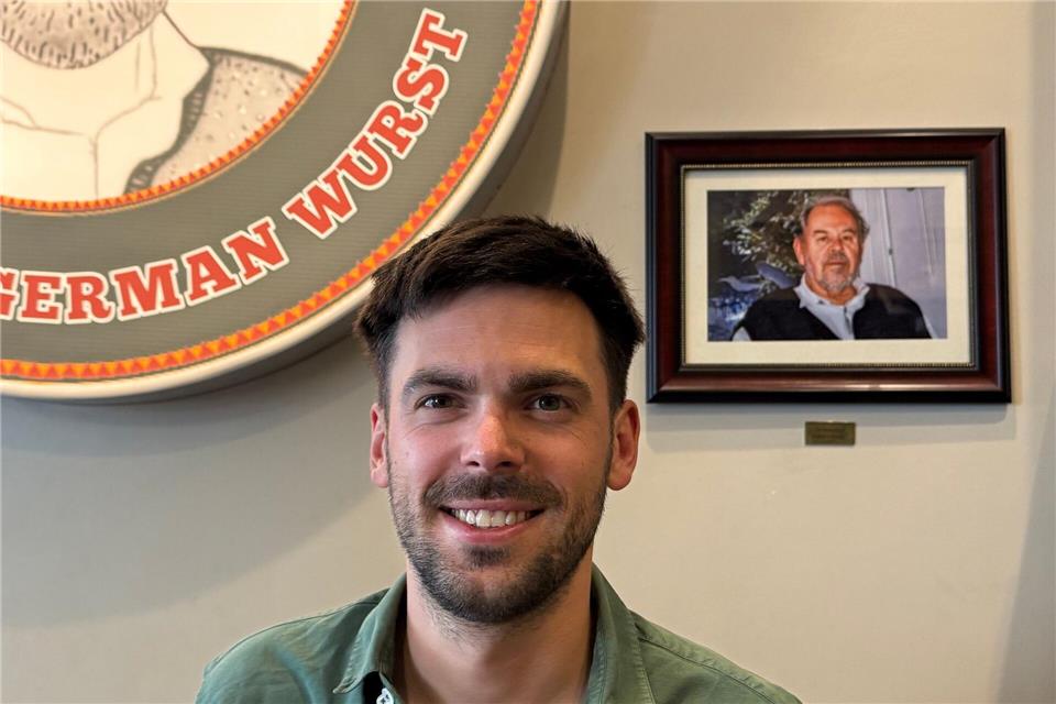 Fabian Förster steht vor einem Foto seines Großvaters, nach dem „Dieters Grill“ benannt wurde.Eva Krafczyk/dpa