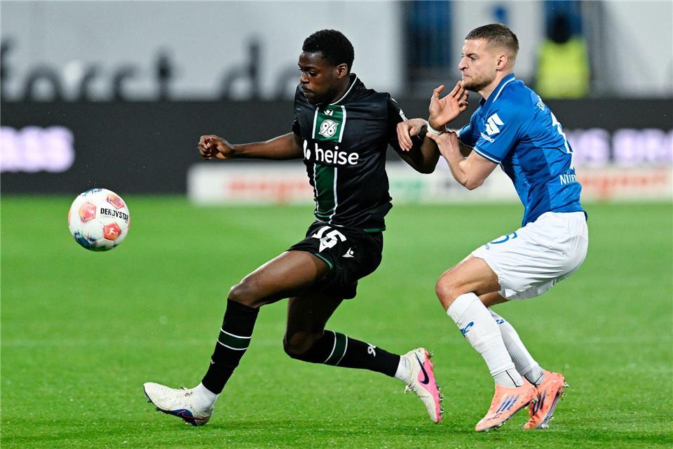 Fabian Nürnberger und der SV Darmstadt 98 laufen Hannover 96 auf dem Spielfeld und der Tabelle hinterher.Uwe Anspach/dpa