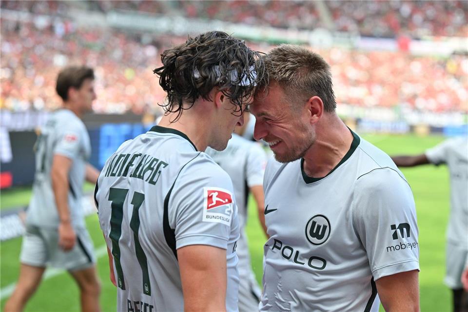 Fabian Reese (l) und Hauke Wahl vom VfL Wolfsburg.Swen Pförtner/dpa