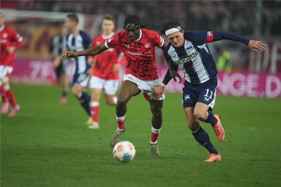 Fabian Reese läuft einem Gegenspieler davon. Thomas Frey/dpa